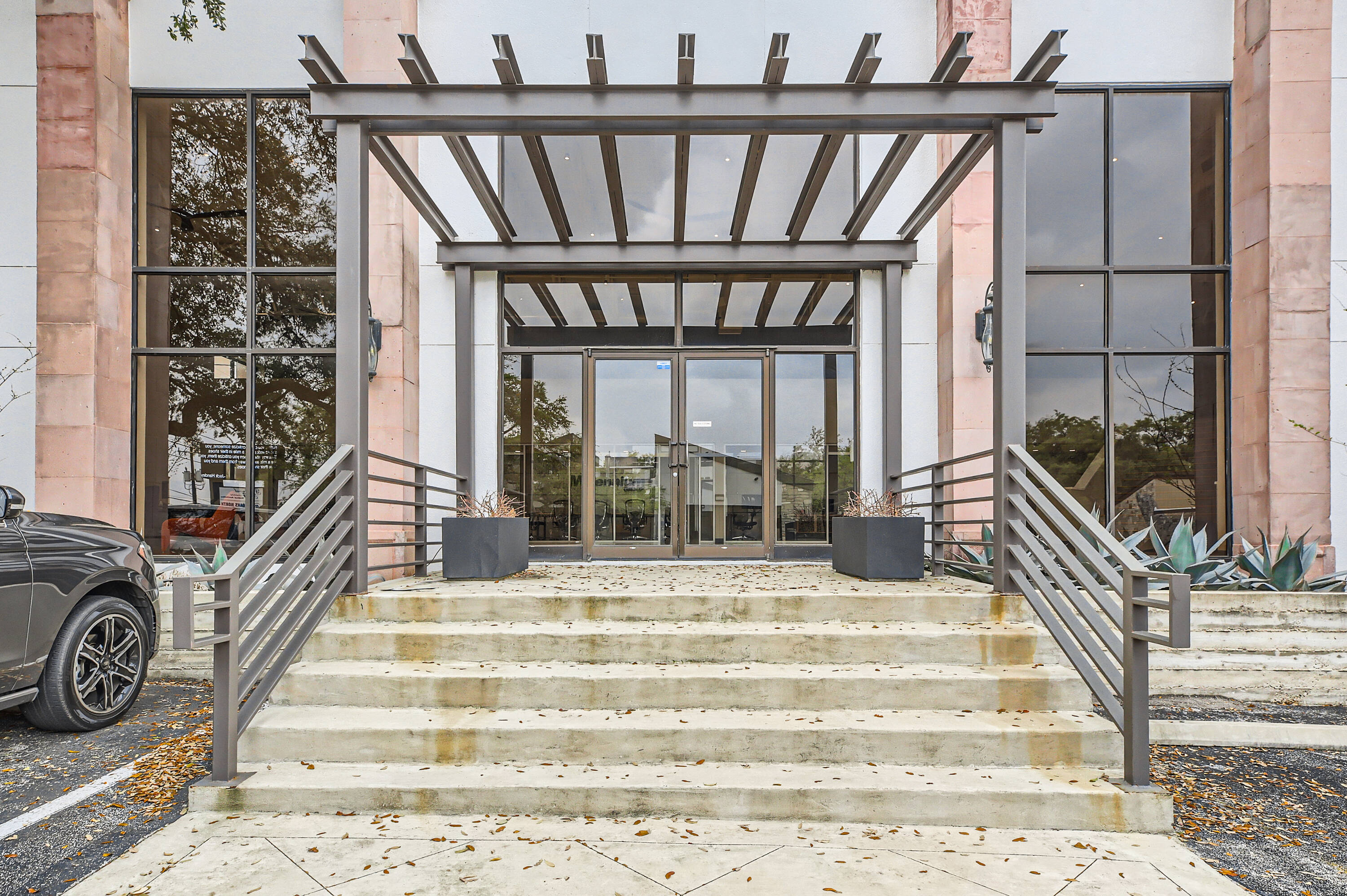 Convenient Commercial Office